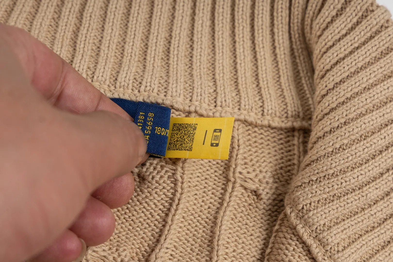 P260 #R98 RALPH LAUREN Ralph Lauren nine-color classic small label embroidery logo full zipper knitted cable cardigan sweater, high-density LOGO embroidery on the chest, original customization of tag accessories. Made of pure cotton yarn, pure cotton is skin-friendly and comfortable, small label war horse embroidered twist zipper cardigan sweater 🐎 high quality, follow the blogger to learn how to wear it! Let’s buy a Ralph Lauren cable sweater. It’s a super hard-to-find series after it became popular. It’s hard to find one on the official website. It’s simple and practical to wear, with a lazy and loose feel. The thickened fabric has more texture, feels soft and delicate, and has a loose fit. Whether worn alone or layered, you can wear different styles of fashion with just one piece!   Size：XS S M L